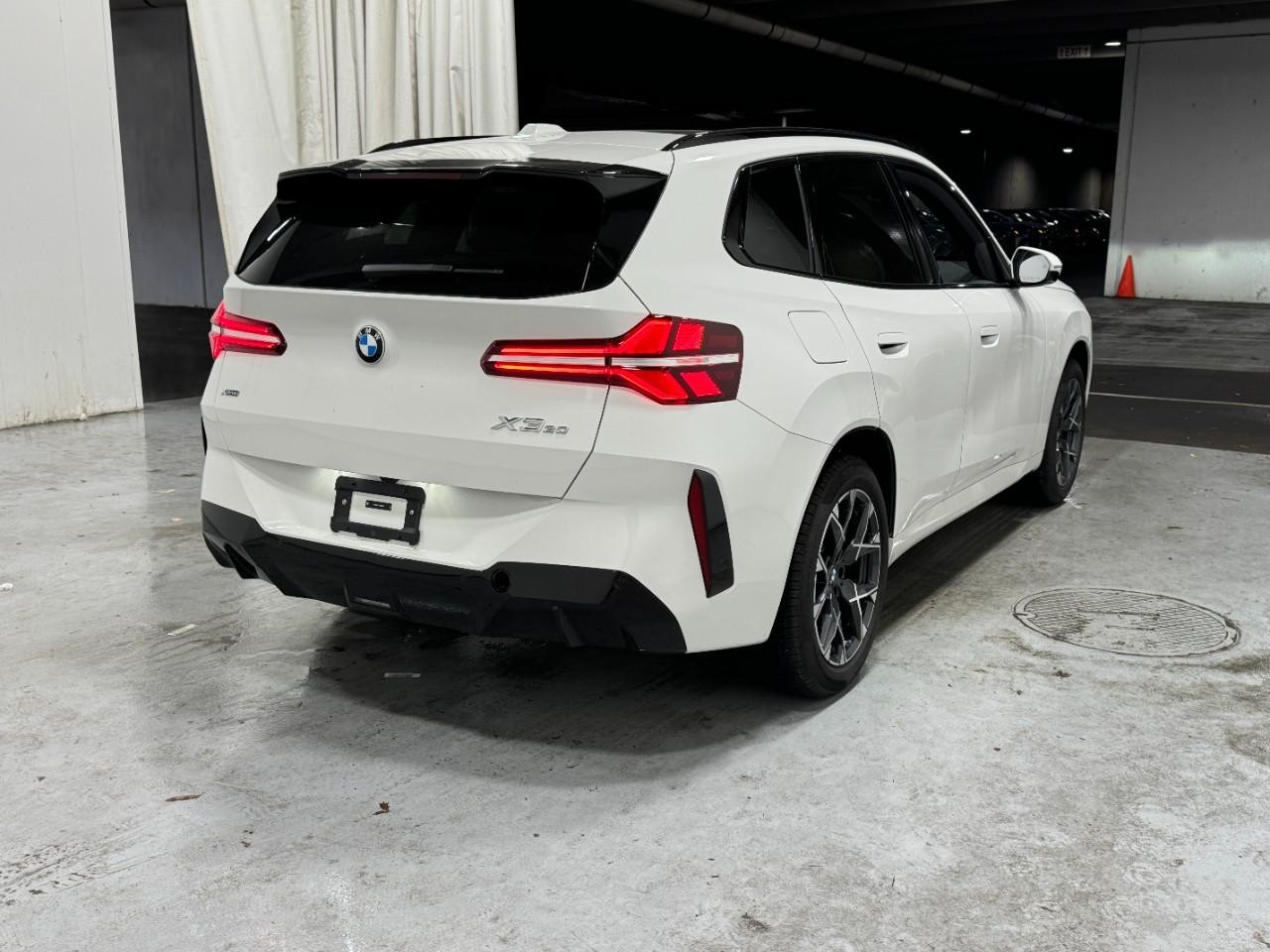 BMW X3 Vehicle Full-screen Gallery Image 4