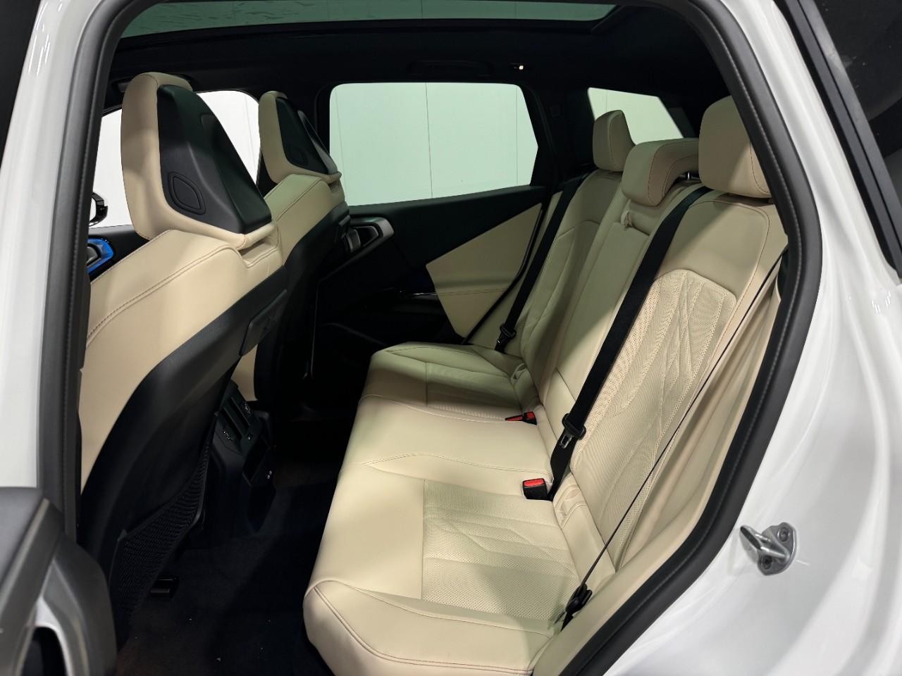 BMW X3 Vehicle Full-screen Gallery Image 8