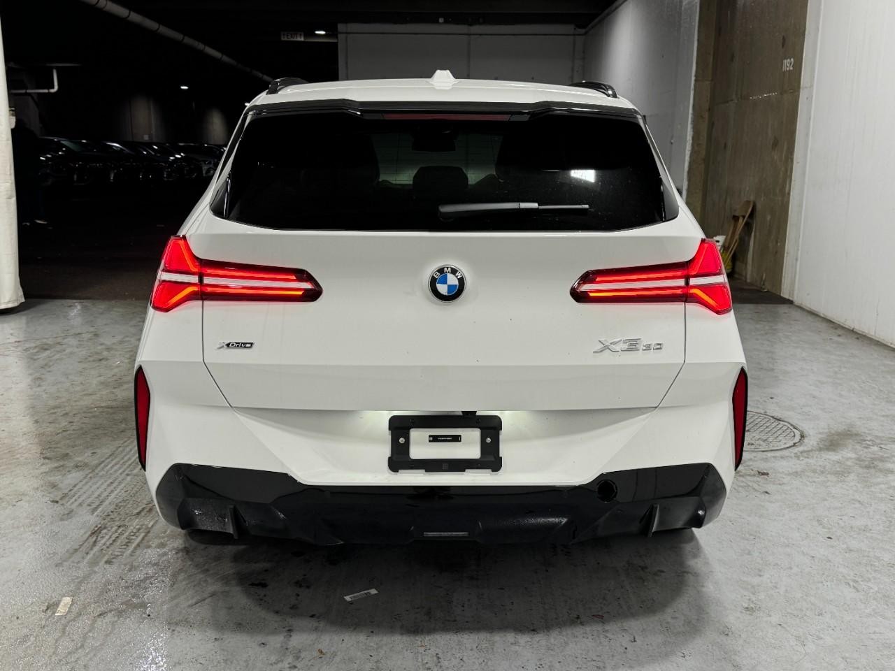 BMW X3 Vehicle Full-screen Gallery Image 9