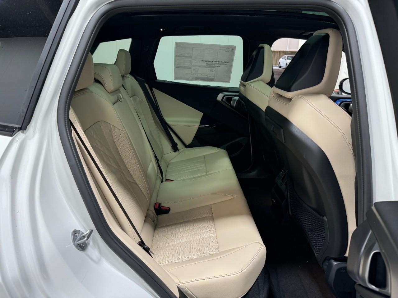 BMW X3 Vehicle Full-screen Gallery Image 10