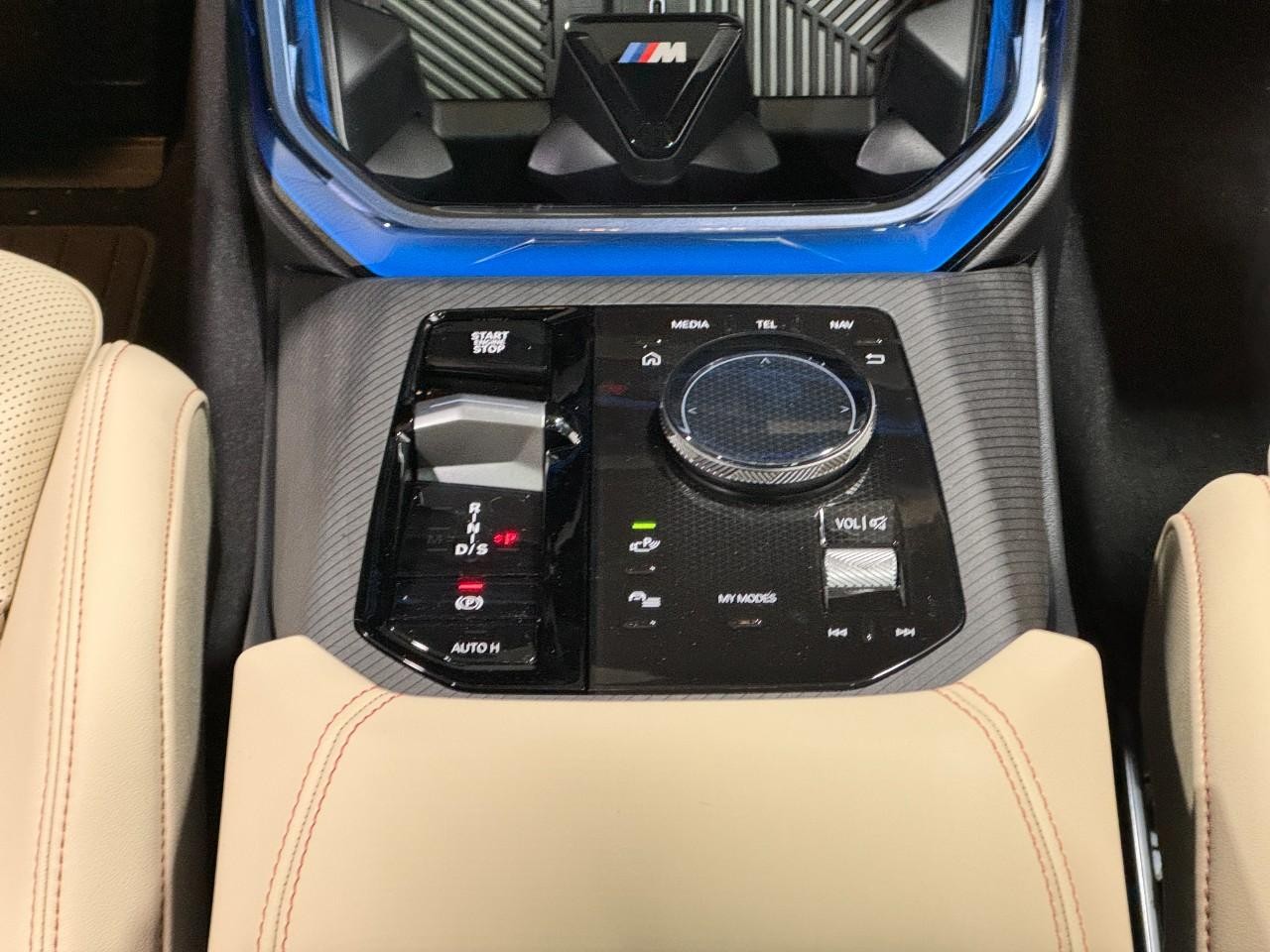 BMW X3 Vehicle Full-screen Gallery Image 15