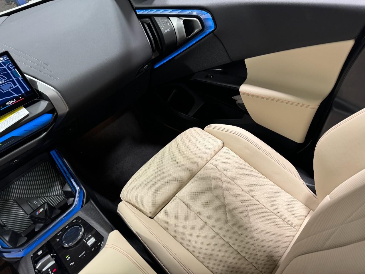 BMW X3 Vehicle Full-screen Gallery Image 16