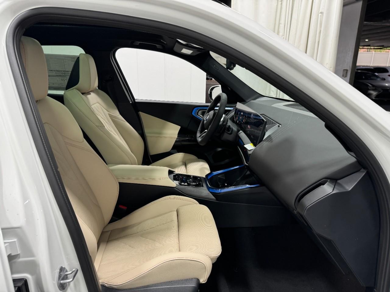 BMW X3 Vehicle Full-screen Gallery Image 17