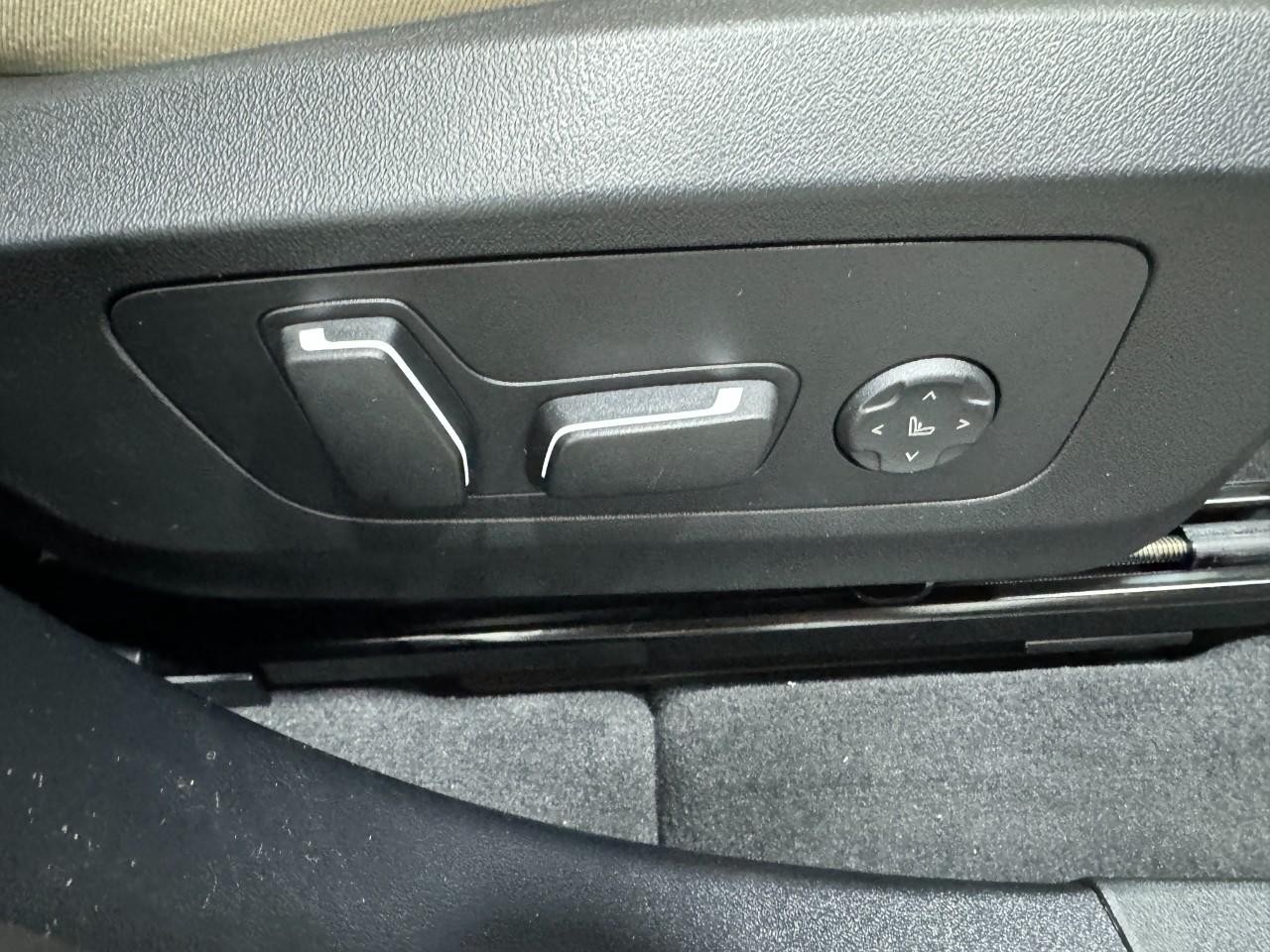 BMW X3 Vehicle Full-screen Gallery Image 19