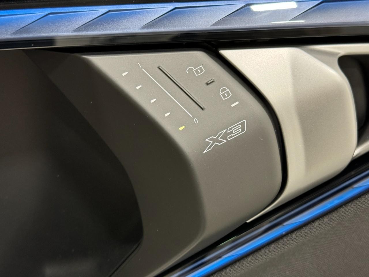 BMW X3 Vehicle Full-screen Gallery Image 20