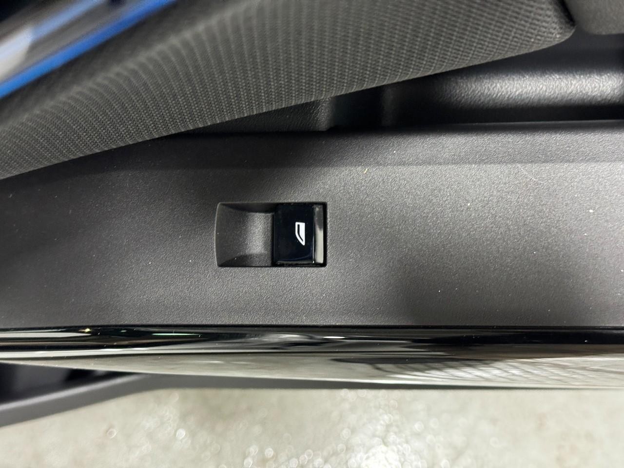 BMW X3 Vehicle Full-screen Gallery Image 21