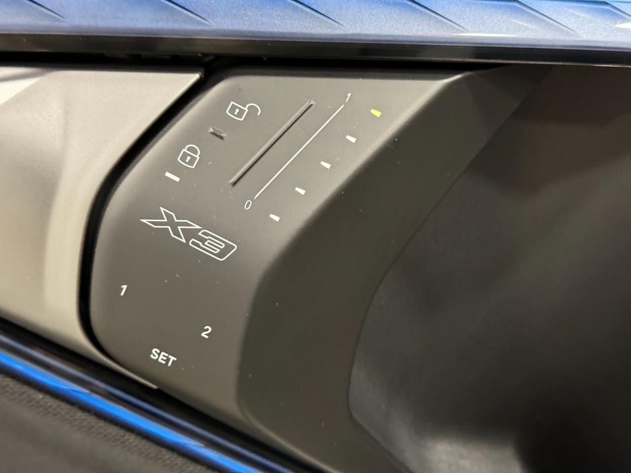 BMW X3 Vehicle Full-screen Gallery Image 22