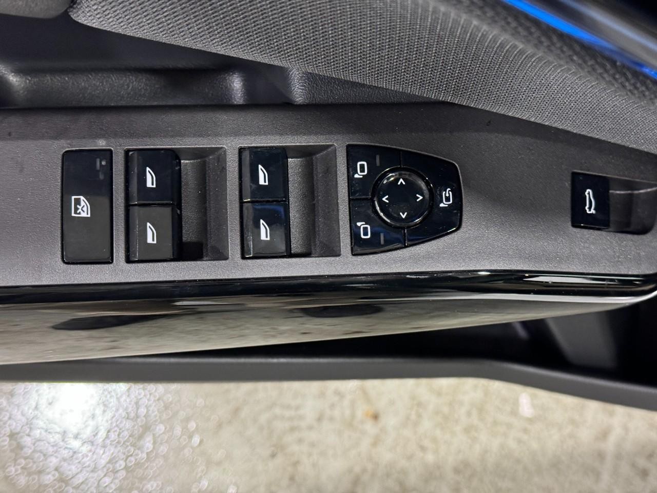 BMW X3 Vehicle Full-screen Gallery Image 23