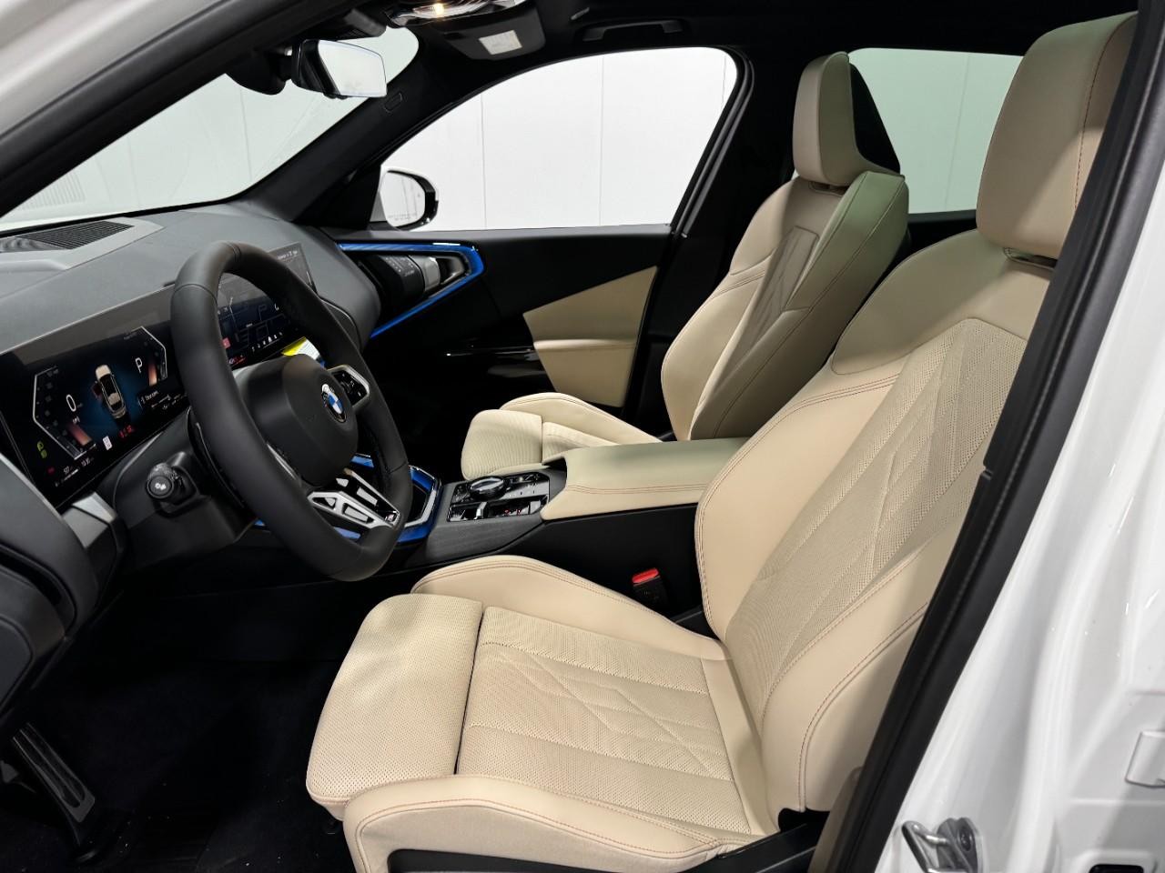 BMW X3 Vehicle Full-screen Gallery Image 24