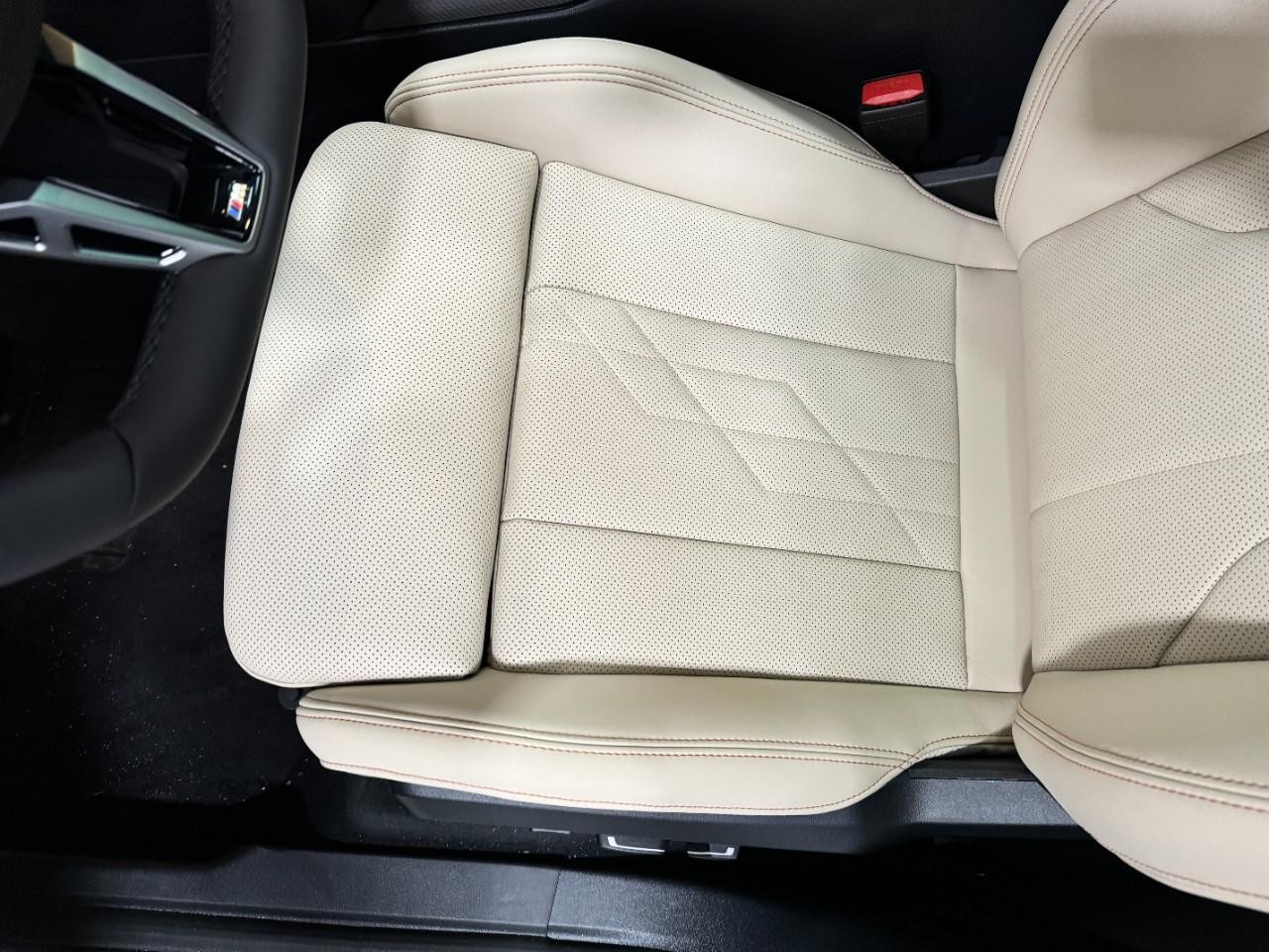 BMW X3 Vehicle Full-screen Gallery Image 25