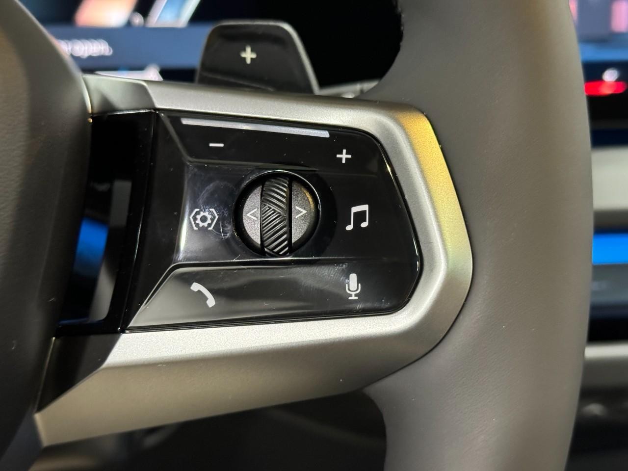 BMW X3 Vehicle Full-screen Gallery Image 28