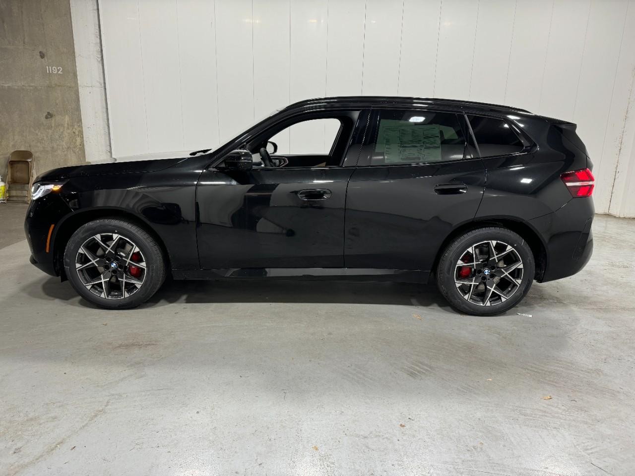 BMW X3 Vehicle Full-screen Gallery Image 2