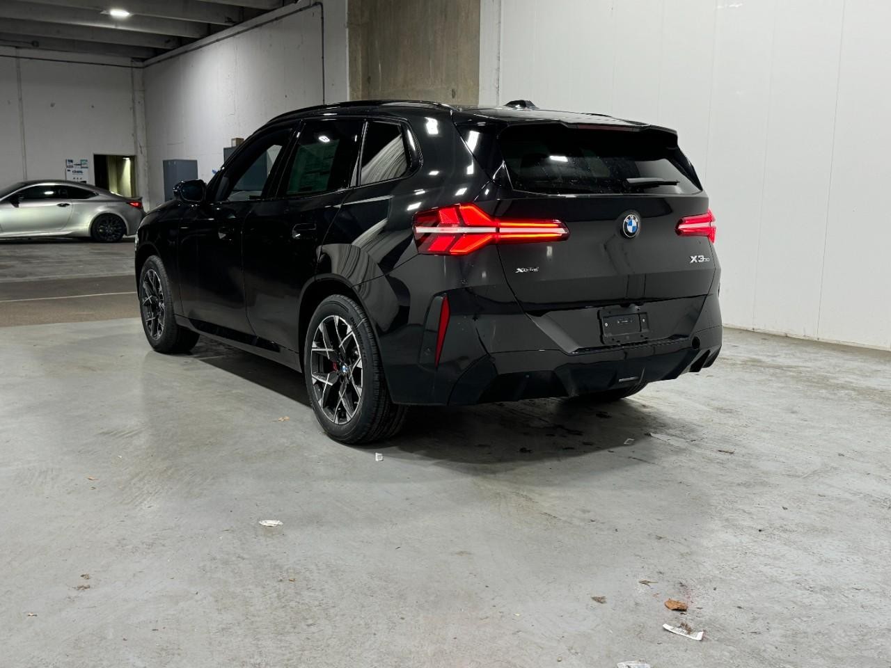 BMW X3 Vehicle Full-screen Gallery Image 3