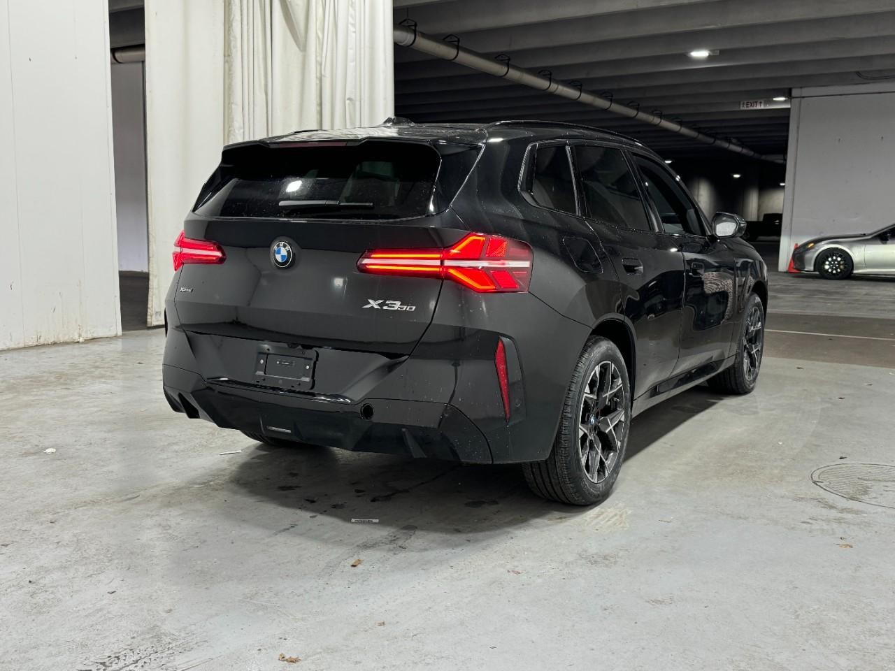 BMW X3 Vehicle Full-screen Gallery Image 4