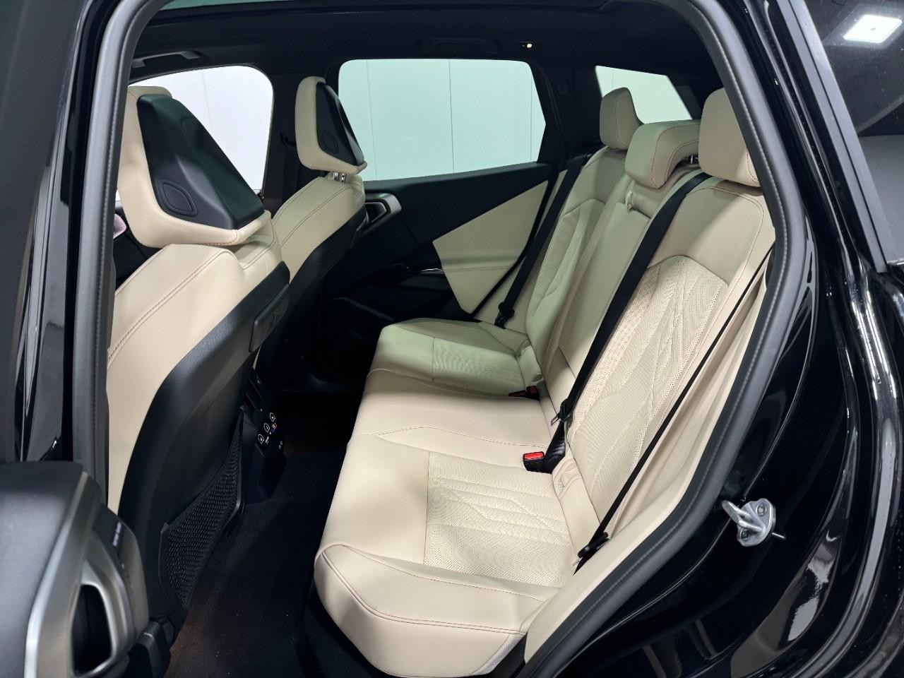 BMW X3 Vehicle Full-screen Gallery Image 8