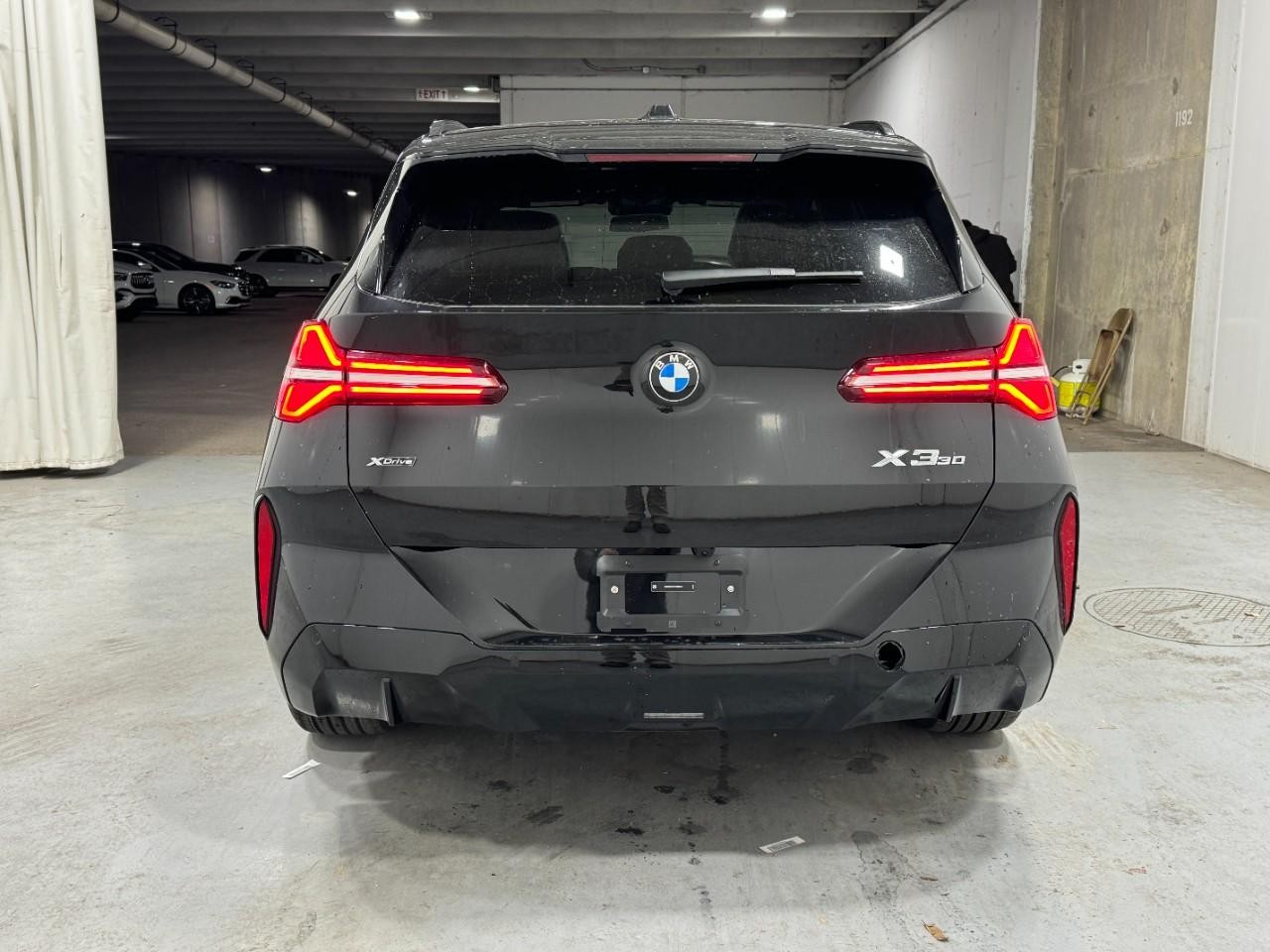 BMW X3 Vehicle Full-screen Gallery Image 9