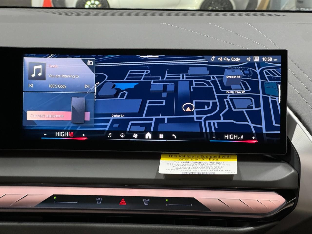 BMW X3 Vehicle Full-screen Gallery Image 15