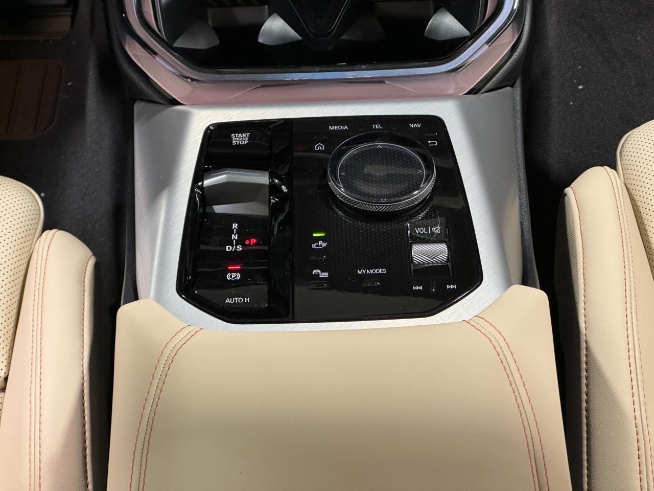 BMW X3 Vehicle Full-screen Gallery Image 16