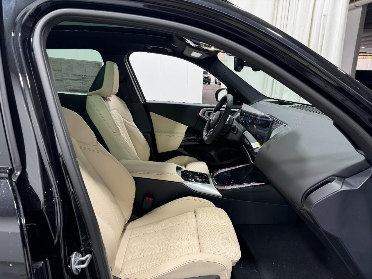 BMW X3 Vehicle Full-screen Gallery Image 18