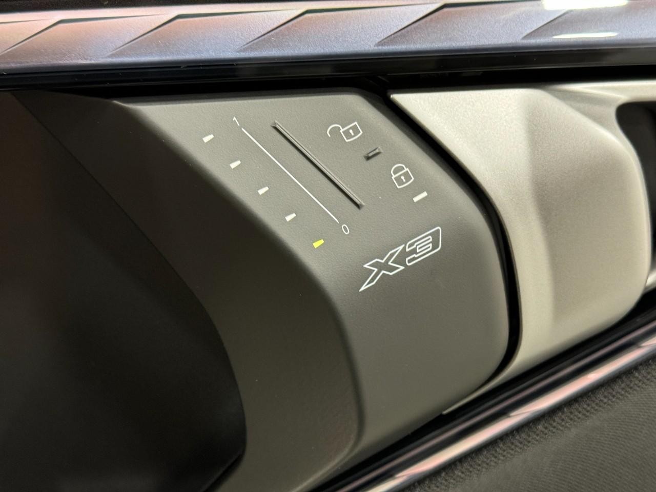 BMW X3 Vehicle Full-screen Gallery Image 21