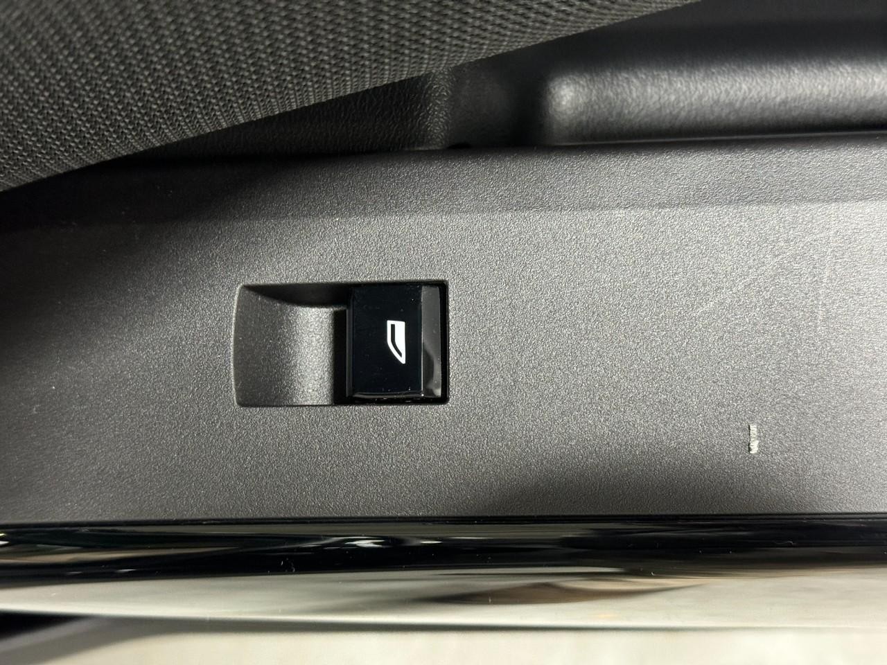 BMW X3 Vehicle Full-screen Gallery Image 22