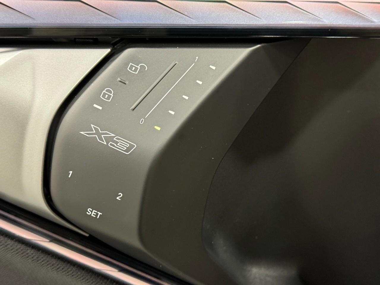 BMW X3 Vehicle Full-screen Gallery Image 23