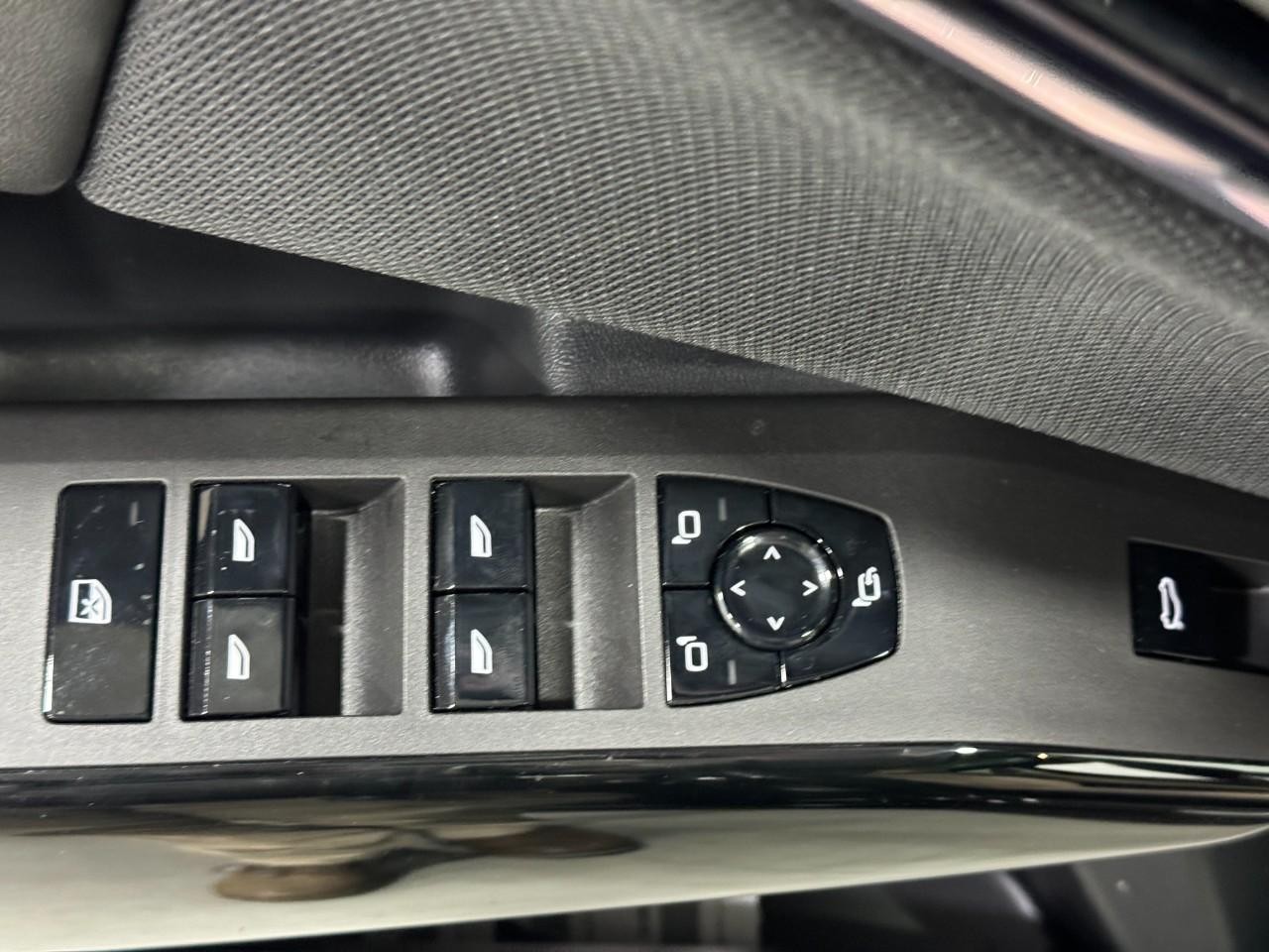 BMW X3 Vehicle Full-screen Gallery Image 24