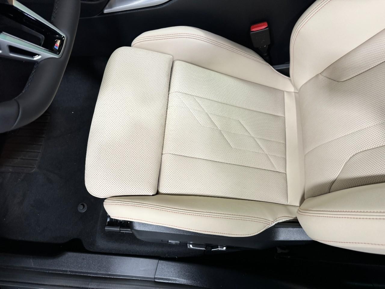 BMW X3 Vehicle Full-screen Gallery Image 26