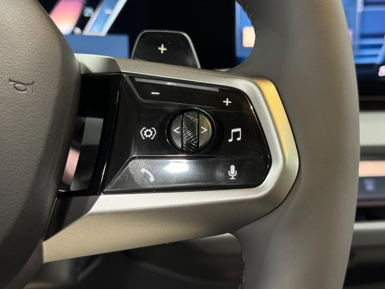 BMW X3 Vehicle Full-screen Gallery Image 29