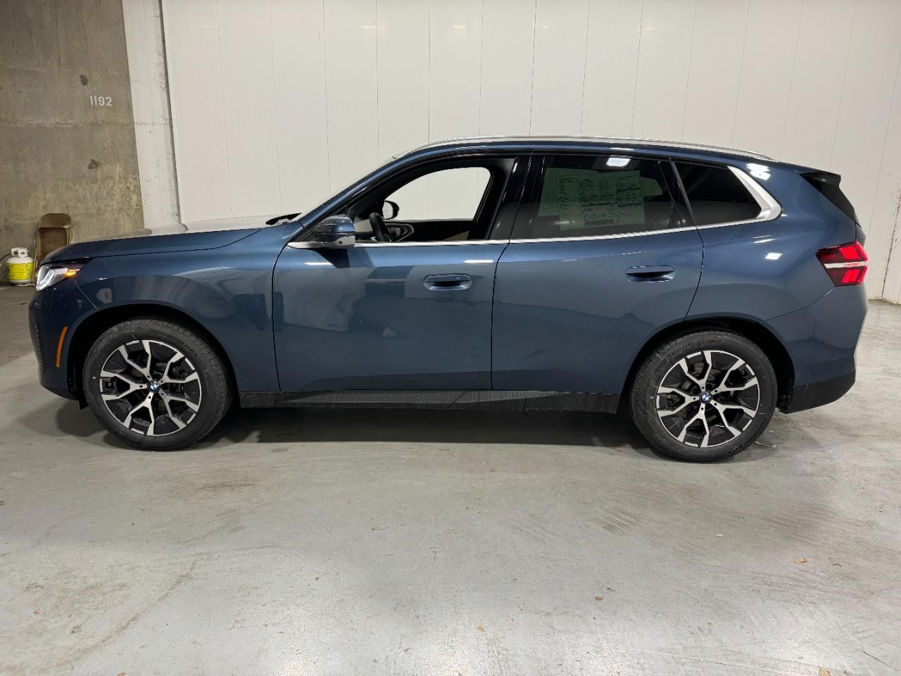 BMW X3 Vehicle Full-screen Gallery Image 2