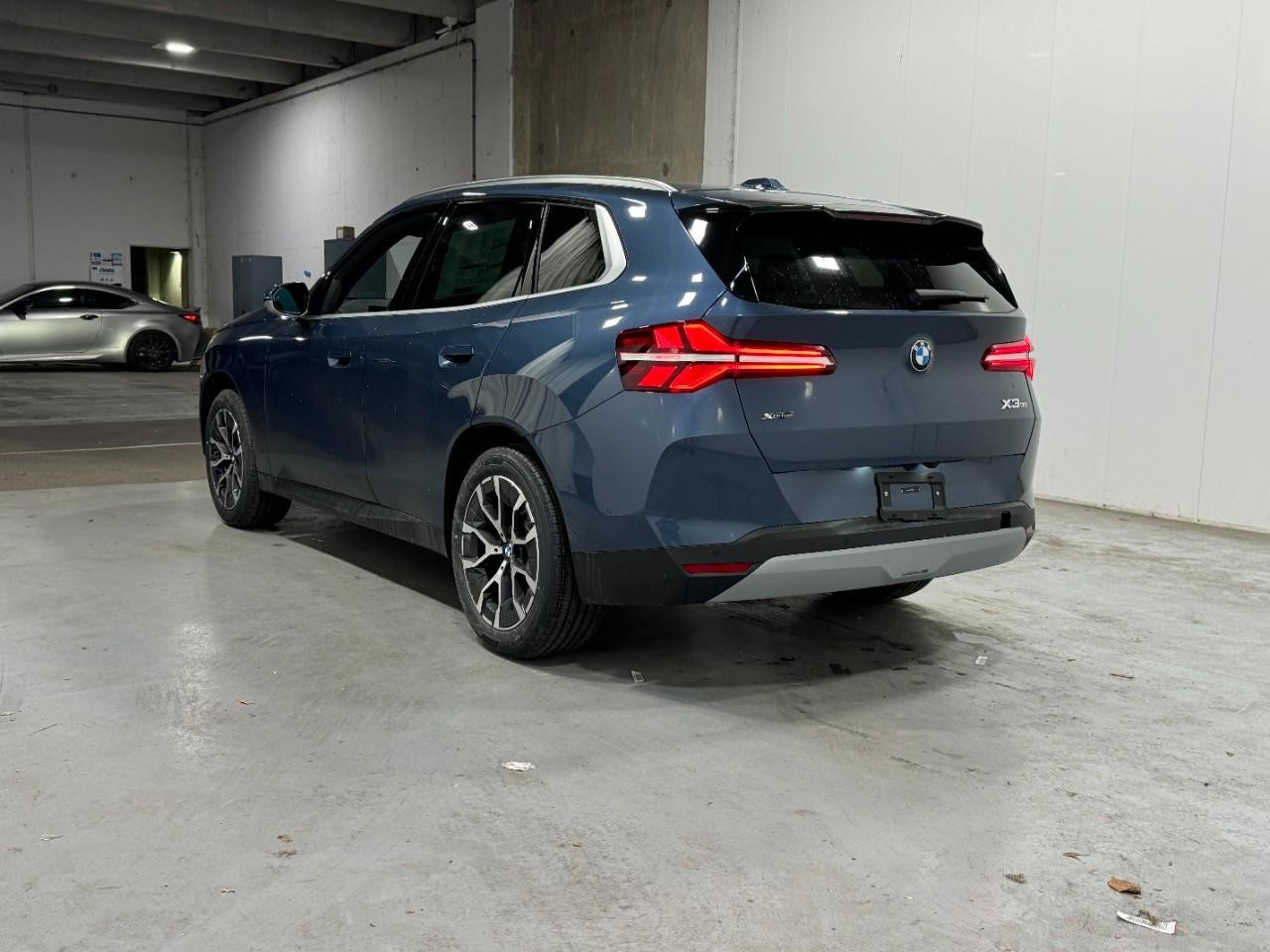 BMW X3 Vehicle Full-screen Gallery Image 3