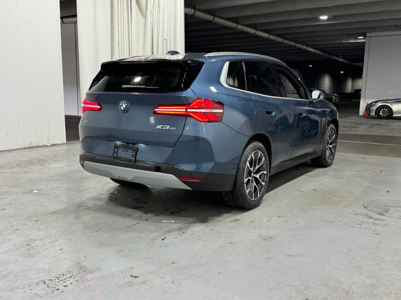 BMW X3 Vehicle Full-screen Gallery Image 4