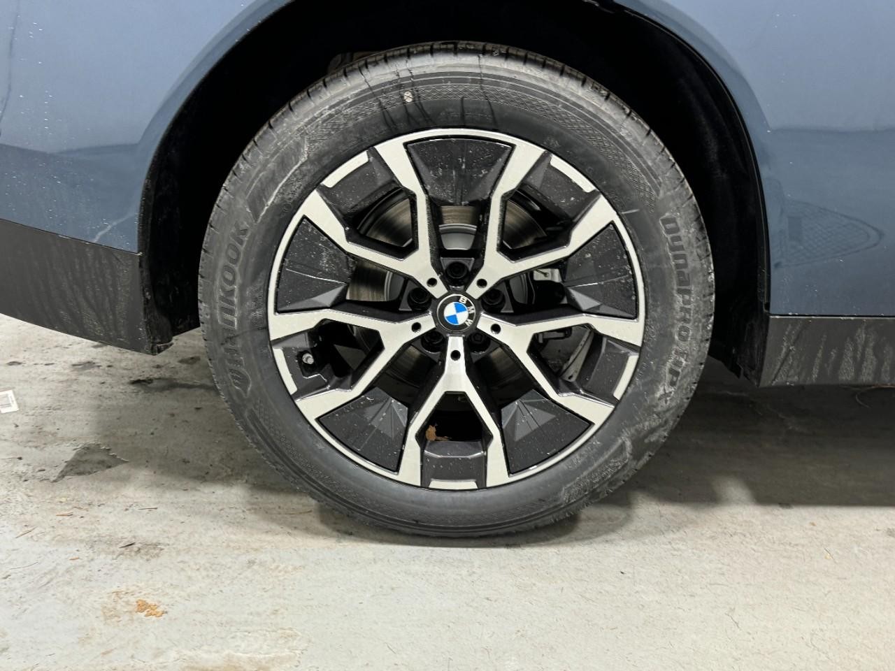 BMW X3 Vehicle Full-screen Gallery Image 5