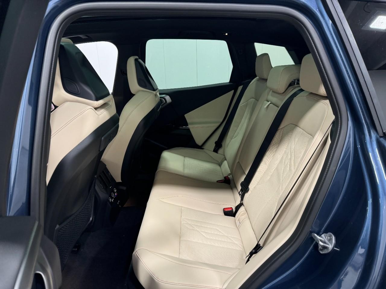 BMW X3 Vehicle Full-screen Gallery Image 8