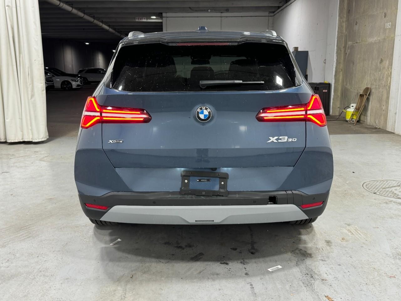 BMW X3 Vehicle Full-screen Gallery Image 9