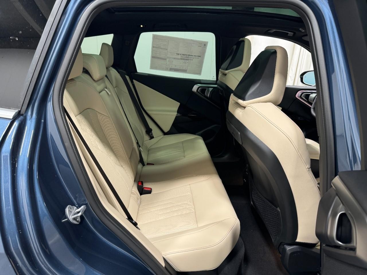 BMW X3 Vehicle Full-screen Gallery Image 10