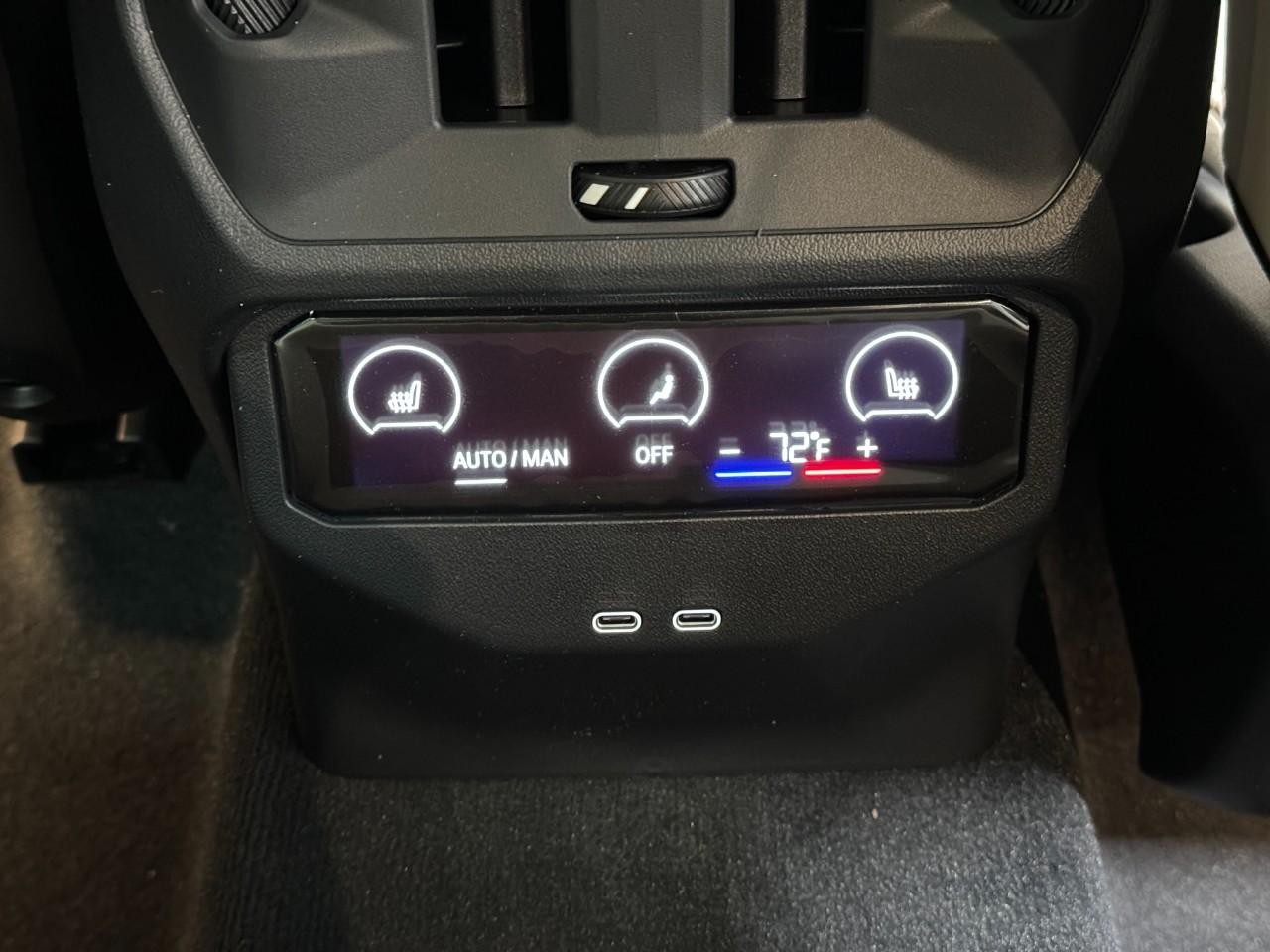 BMW X3 Vehicle Full-screen Gallery Image 11