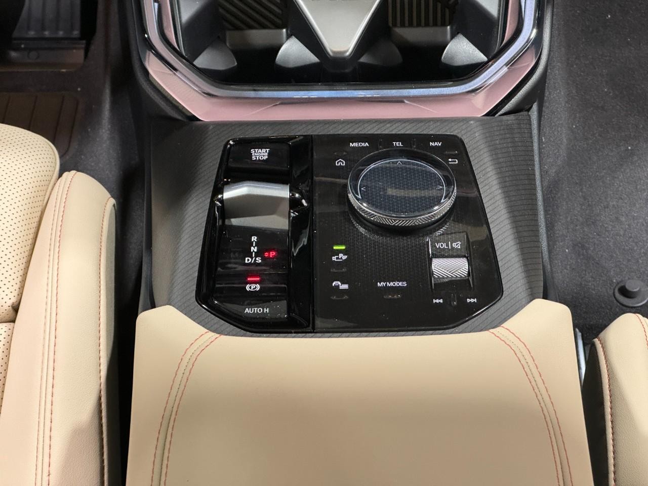 BMW X3 Vehicle Full-screen Gallery Image 16