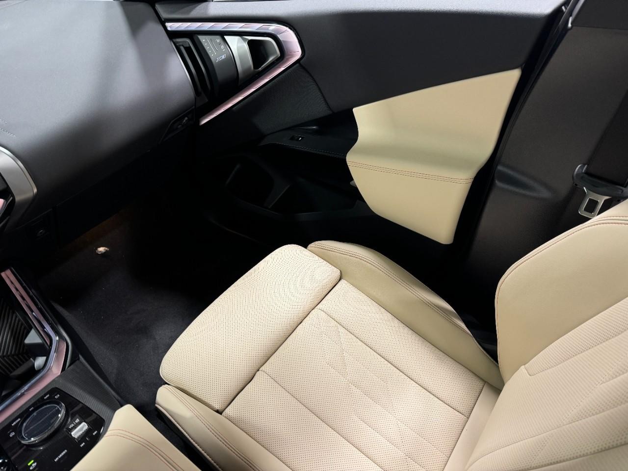 BMW X3 Vehicle Full-screen Gallery Image 17