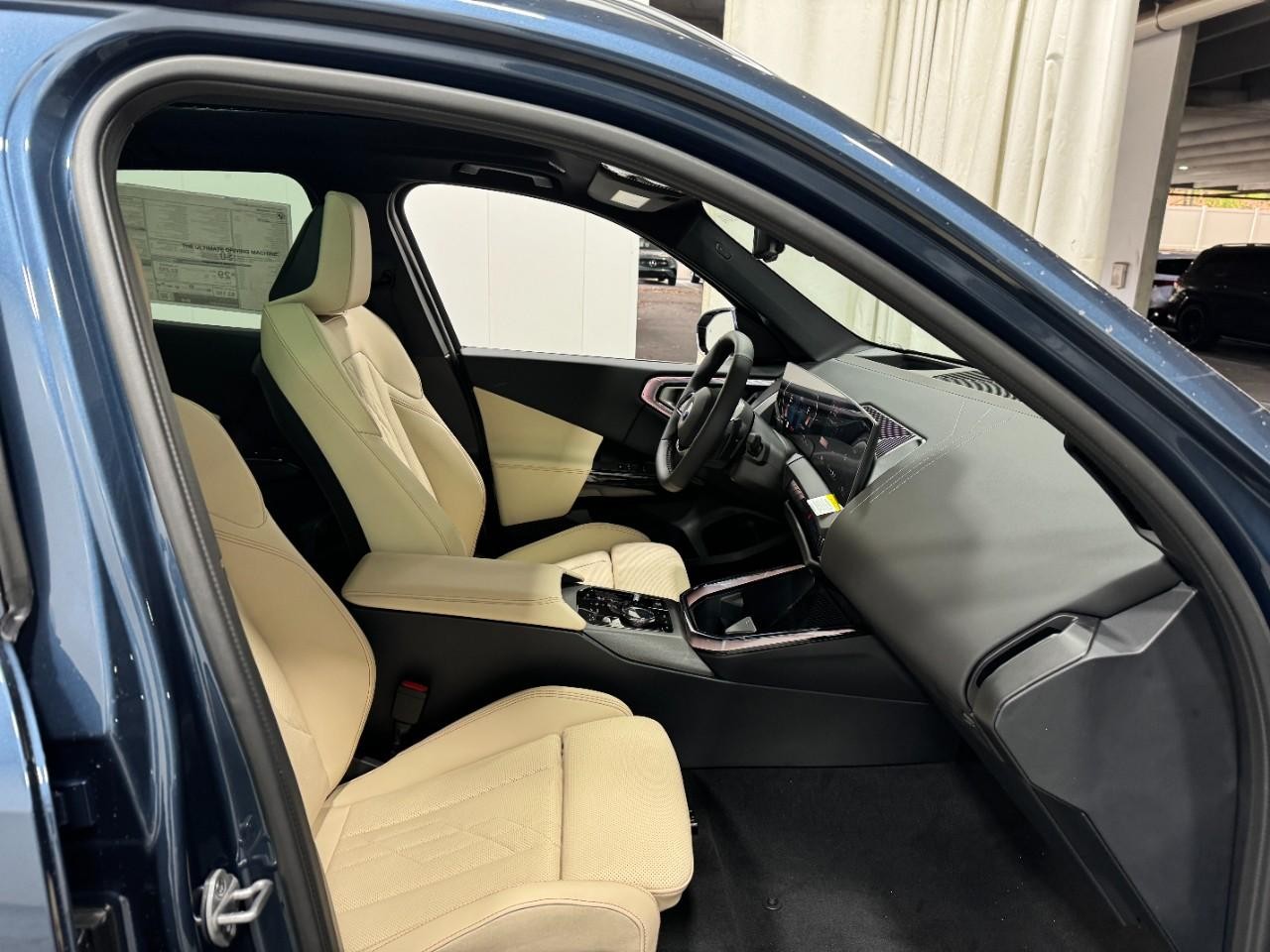 BMW X3 Vehicle Full-screen Gallery Image 18