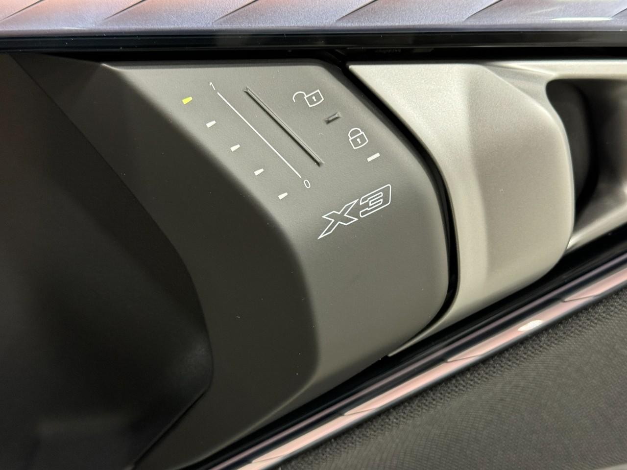 BMW X3 Vehicle Full-screen Gallery Image 21