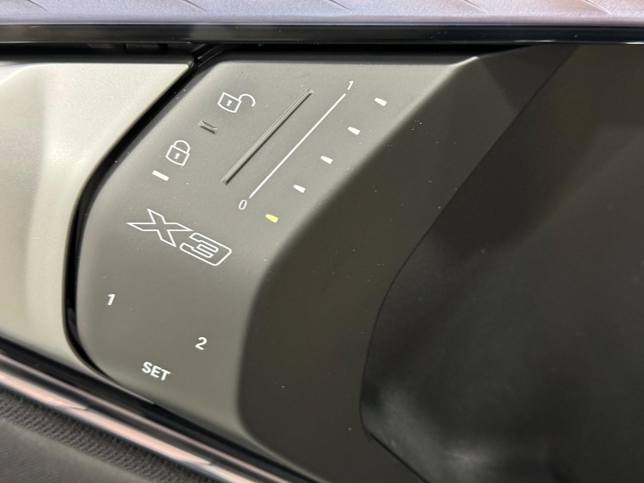 BMW X3 Vehicle Full-screen Gallery Image 23