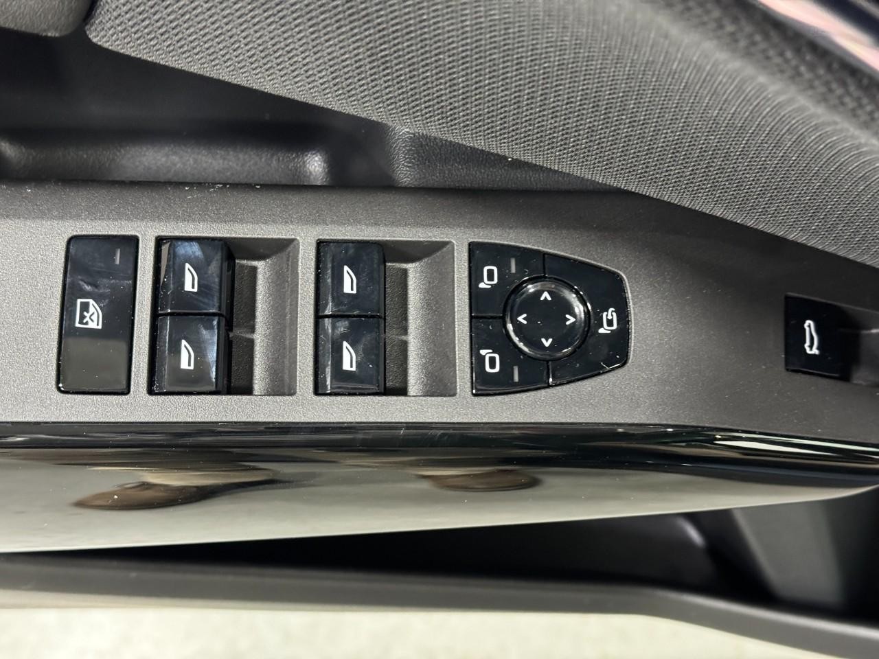 BMW X3 Vehicle Full-screen Gallery Image 24