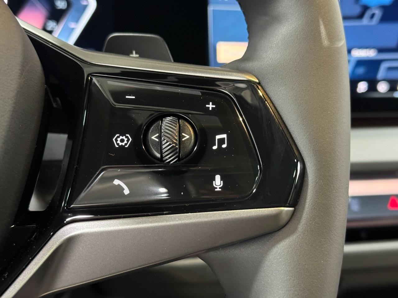 BMW X3 Vehicle Full-screen Gallery Image 29