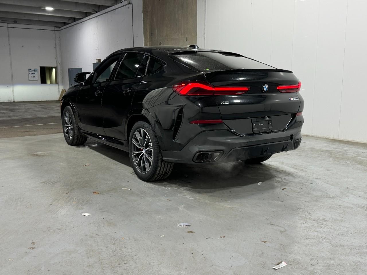 BMW X6 Vehicle Full-screen Gallery Image 3