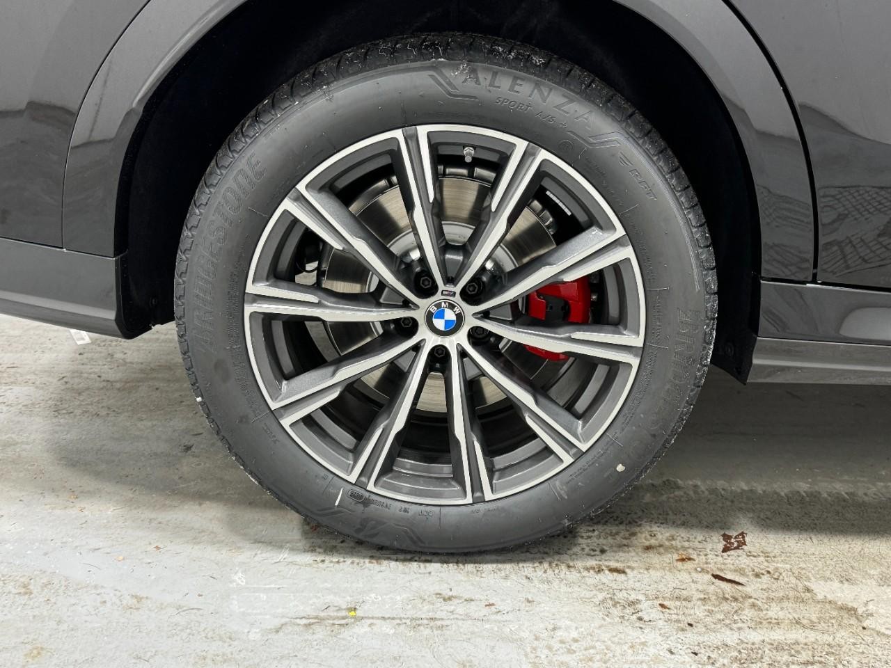 BMW X6 Vehicle Full-screen Gallery Image 5