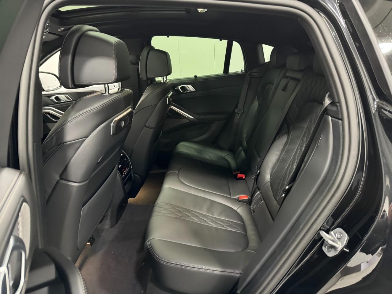 BMW X6 Vehicle Full-screen Gallery Image 8