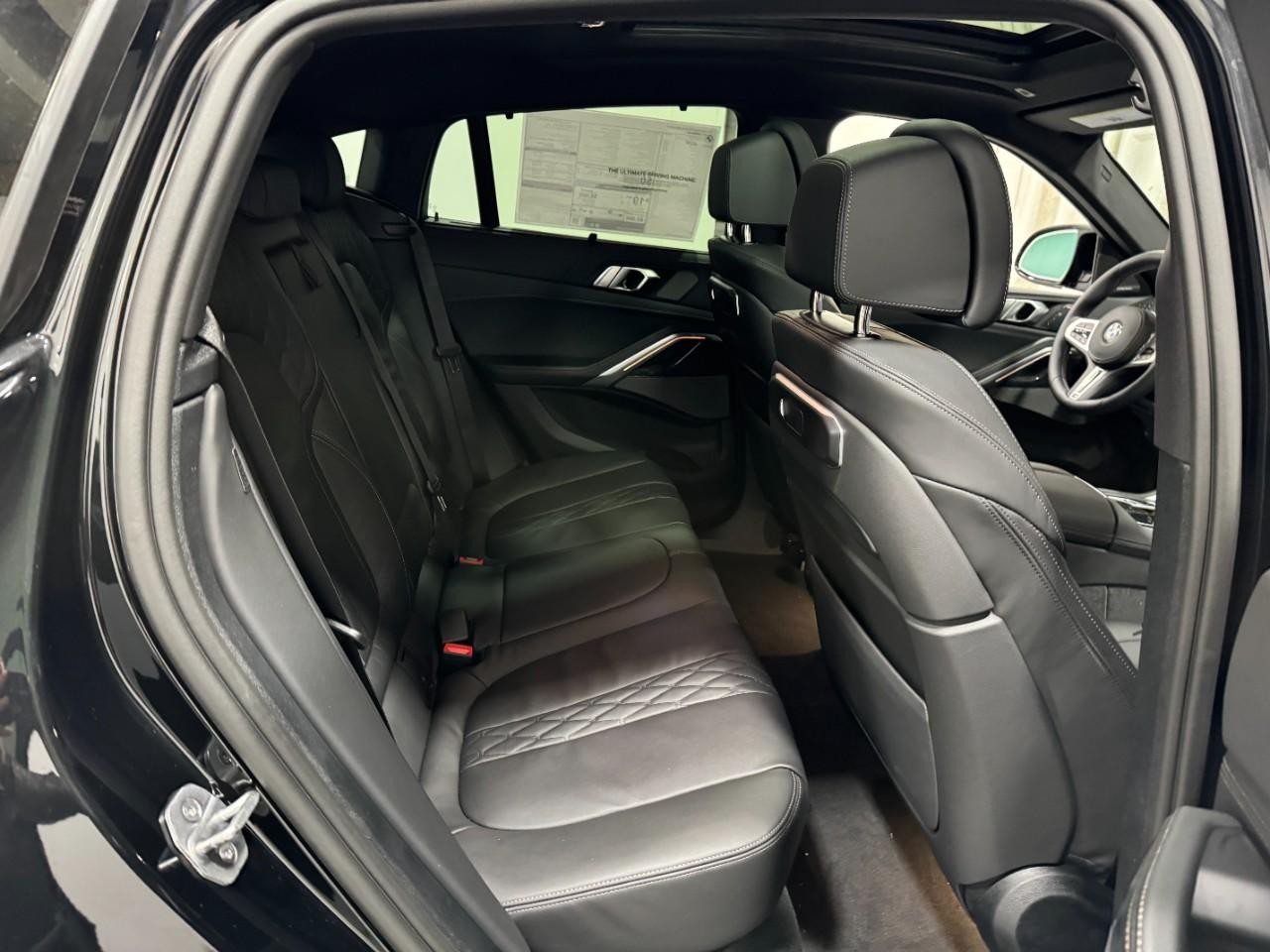 BMW X6 Vehicle Full-screen Gallery Image 10