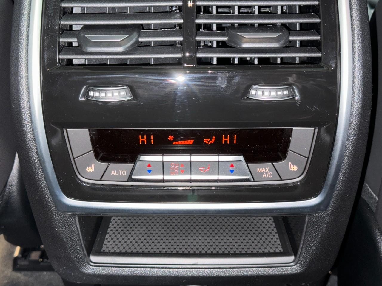 BMW X6 Vehicle Full-screen Gallery Image 11