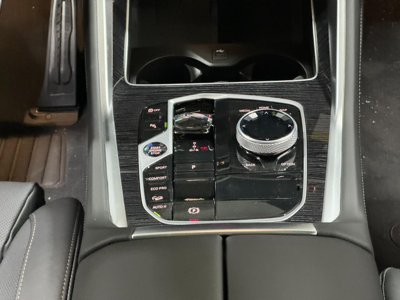 BMW X6 Vehicle Full-screen Gallery Image 16